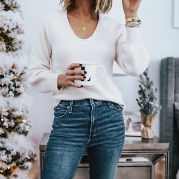 Abercrombie Eyelash Soft  Cozy V-Neck Slouchy Sweater White Sz Medium - Picture 1 of 11